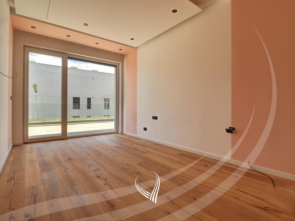 Terraza con 3 dormitorios en alquiler en el barrio marigona hill (4)