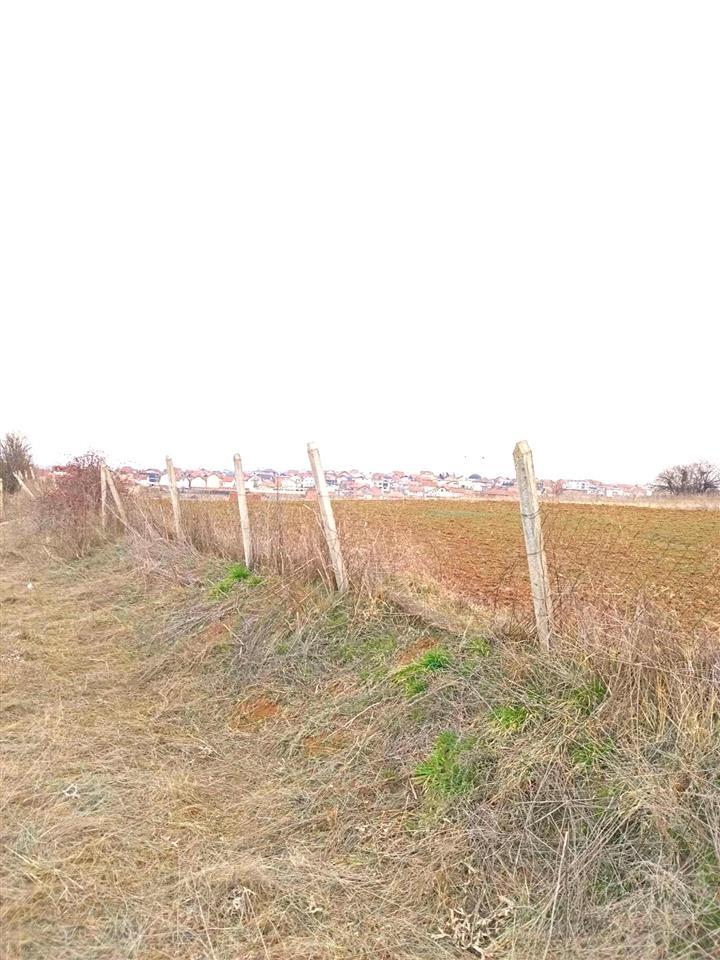 Venta de 5.20 ares de terreno detrás de las casas de pacolli en hajvali