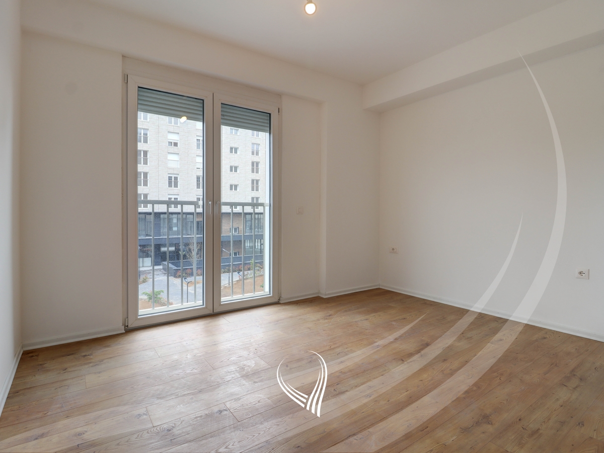 Office with 4 work rooms for rent in Prishtina e Re – Prime city (7)