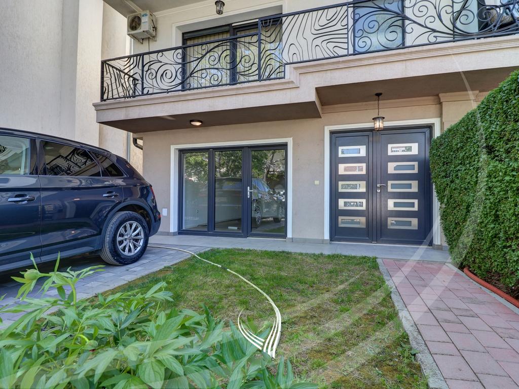 Office with 5 work rooms for rent in Pejton neighborhood