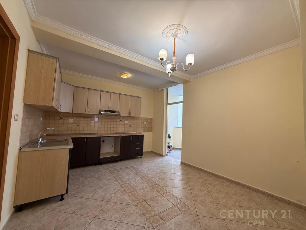 Apartamento en venta 2+1+2 en Komuna e Parisit!