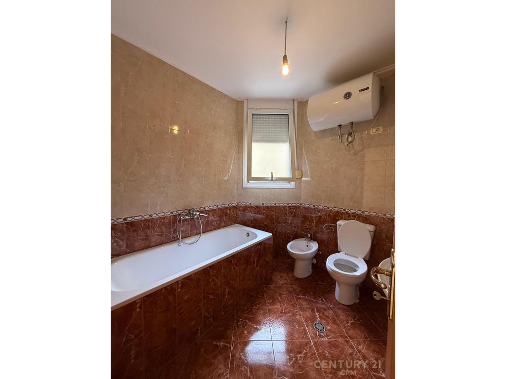 Apartamento en venta 2+1+2 en Komuna e Parisit!