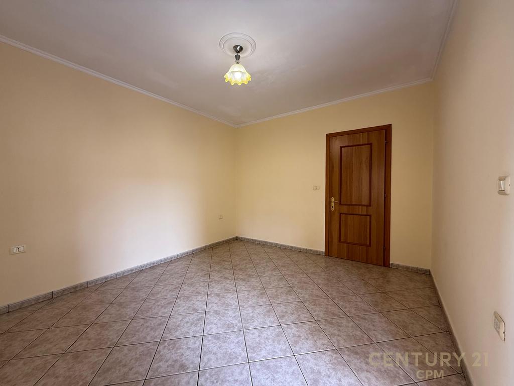 Apartamento en venta 2+1+2 en Komuna e Parisit!