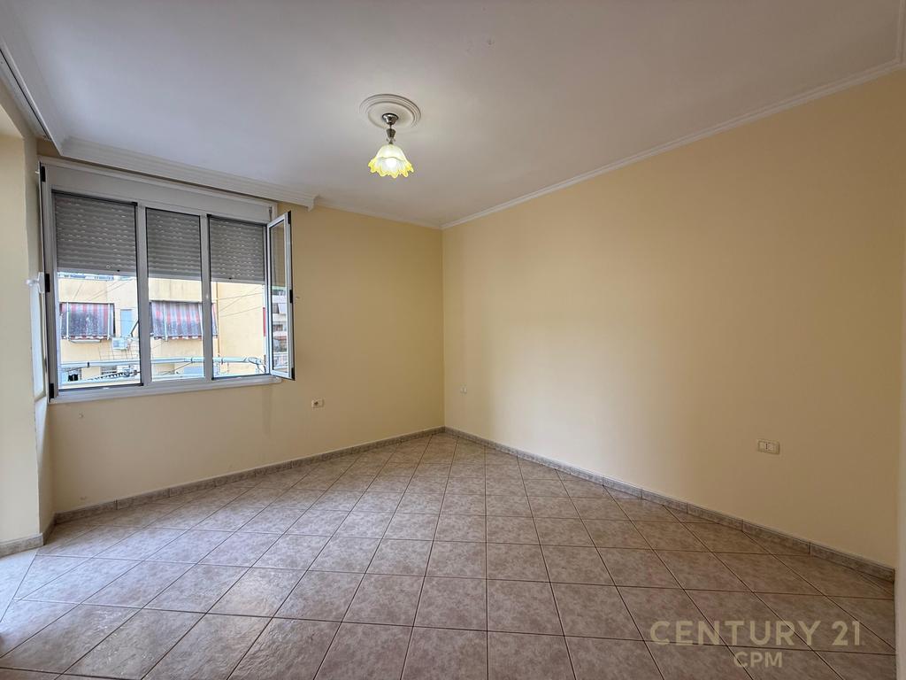 Apartamento en venta 2+1+2 en Komuna e Parisit!