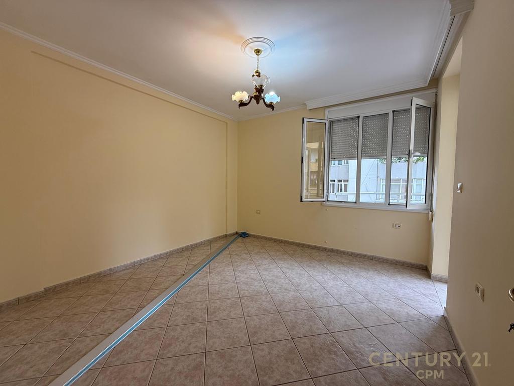 Apartamento en venta 2+1+2 en Komuna e Parisit!