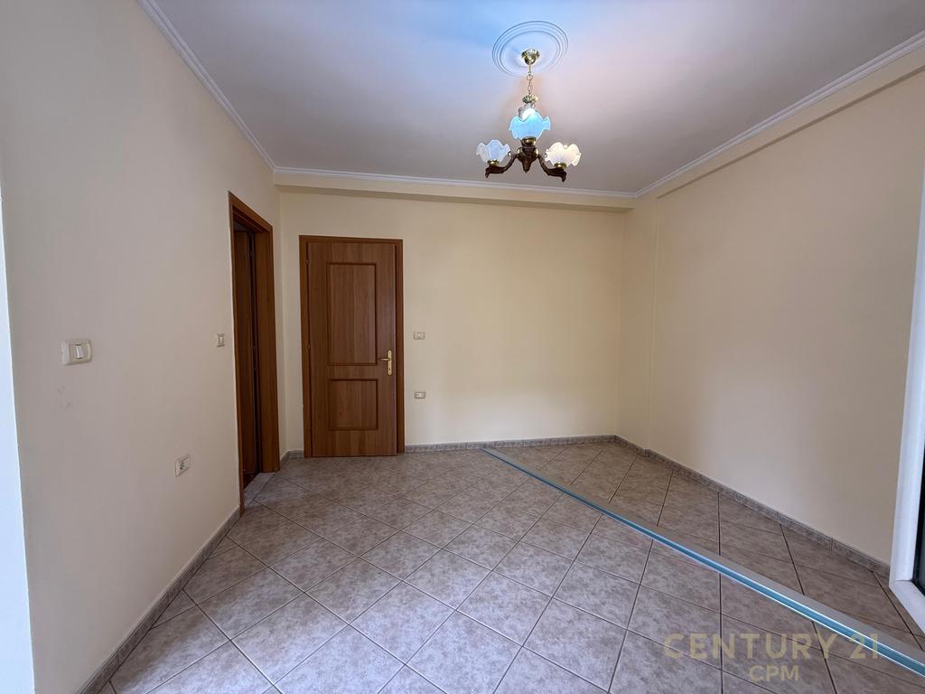 Apartamento en venta 2+1+2 en Komuna e Parisit!