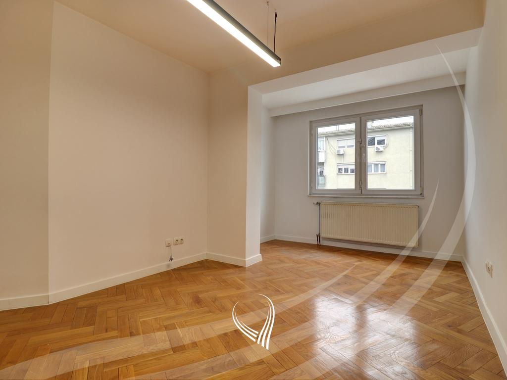 Office with 3 work rooms for rent in Ulpiana neighborhood (7)