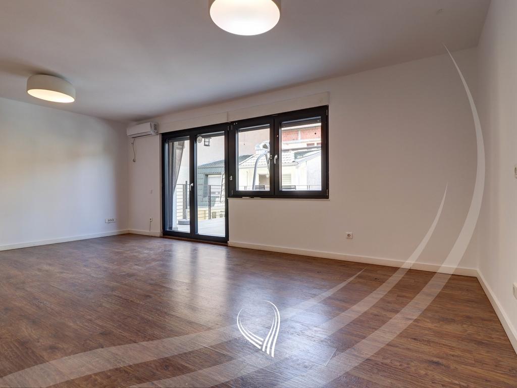 Office with 5 work rooms for rent in Pejton neighborhood (3)