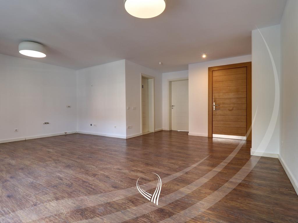 Office with 5 work rooms for rent in Pejton neighborhood (4)