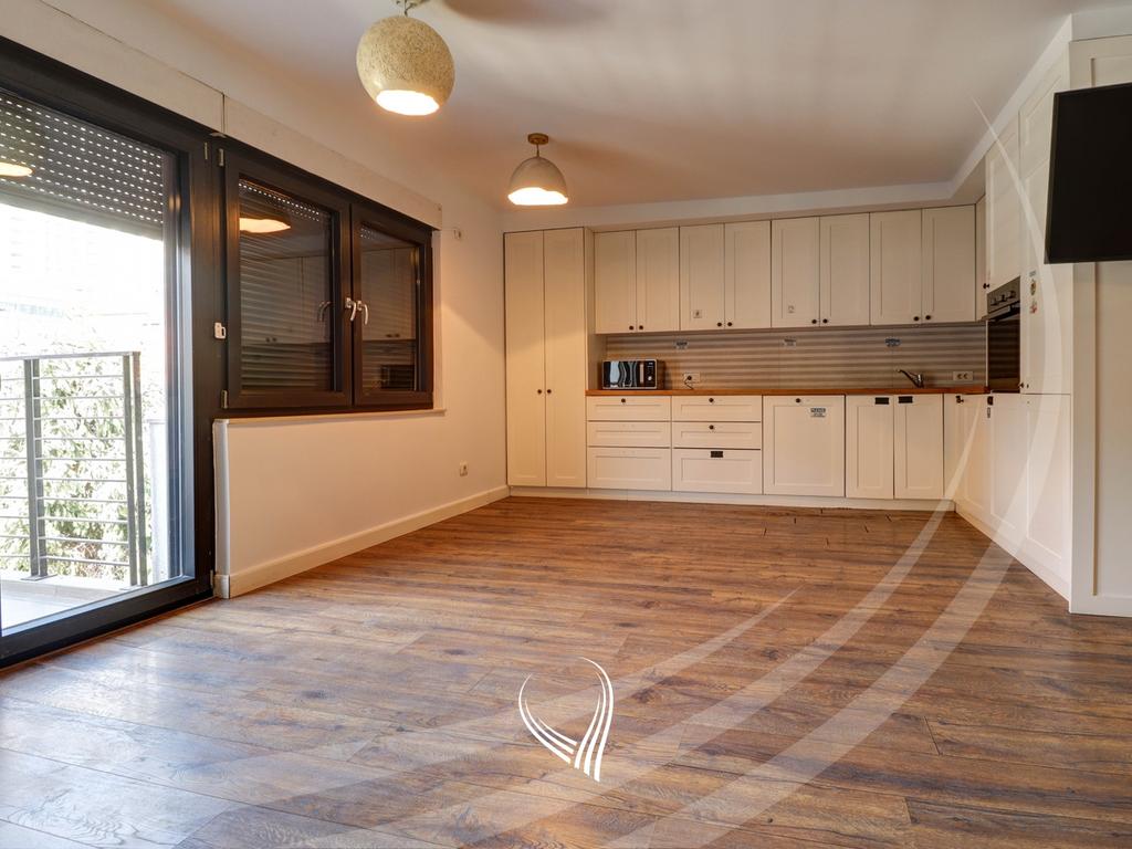 Office with 5 work rooms for rent in Pejton neighborhood (6)