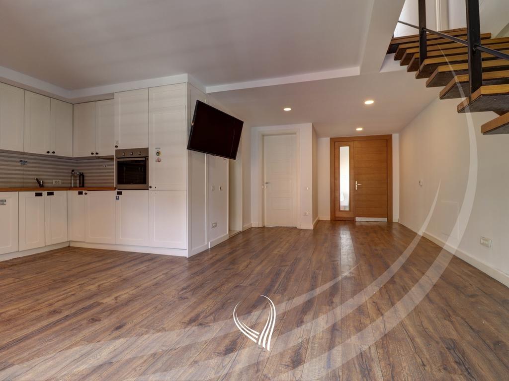 Office with 5 work rooms for rent in Pejton neighborhood (7)