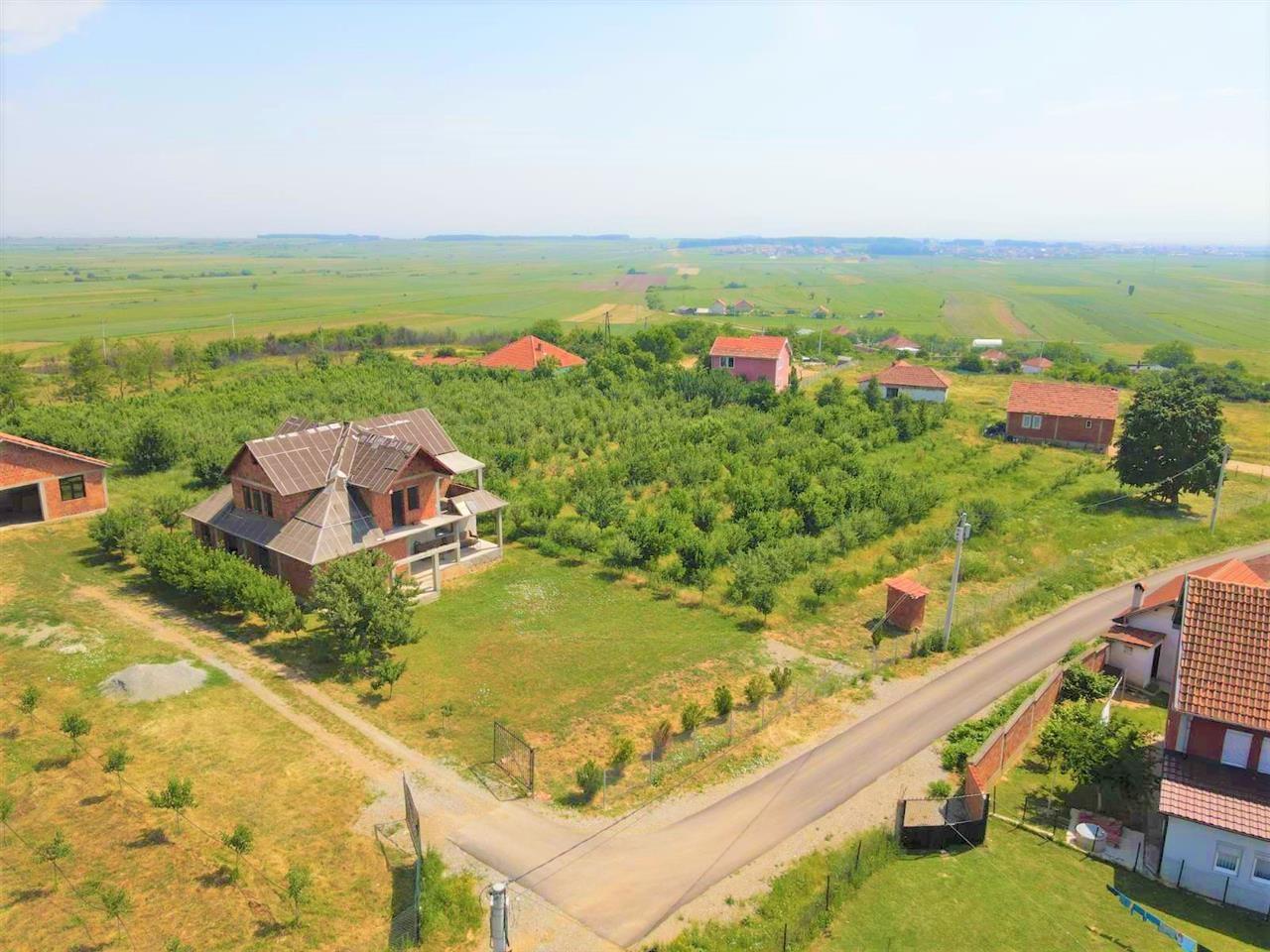 Maisons avec fermes sur 98 ari de terrain à bregu i zi, Lipjan