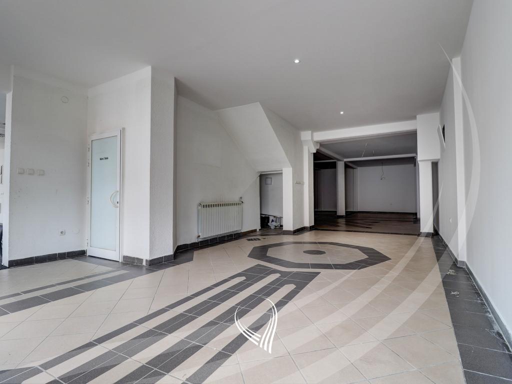 Locale di 320 metri quadrati in affitto nel quartiere Aktash