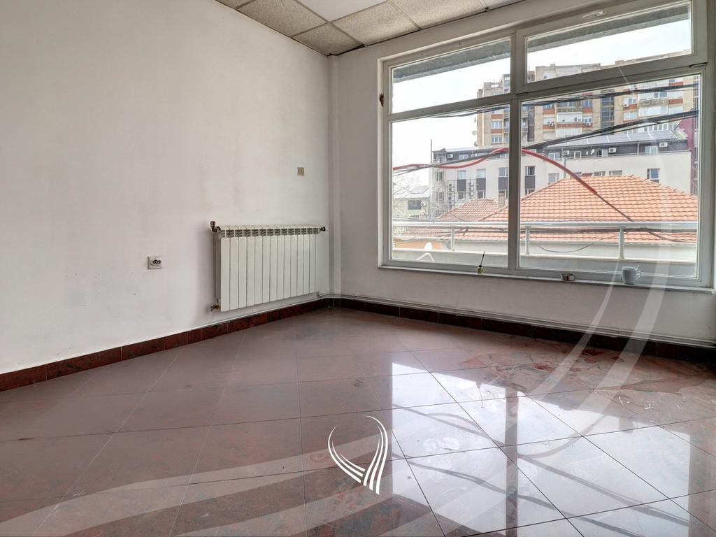 Local de 320 metros cuadrados en alquiler en el barrio Aktash (7)