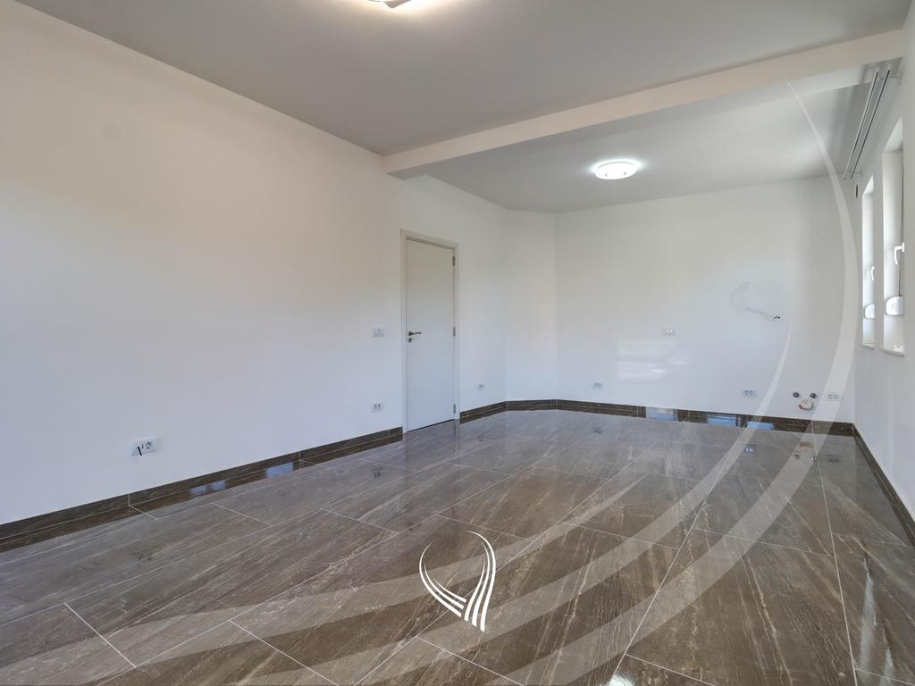 Shtëpi me 3 dhoma gjumi me qira në lagjen sofalia (3)