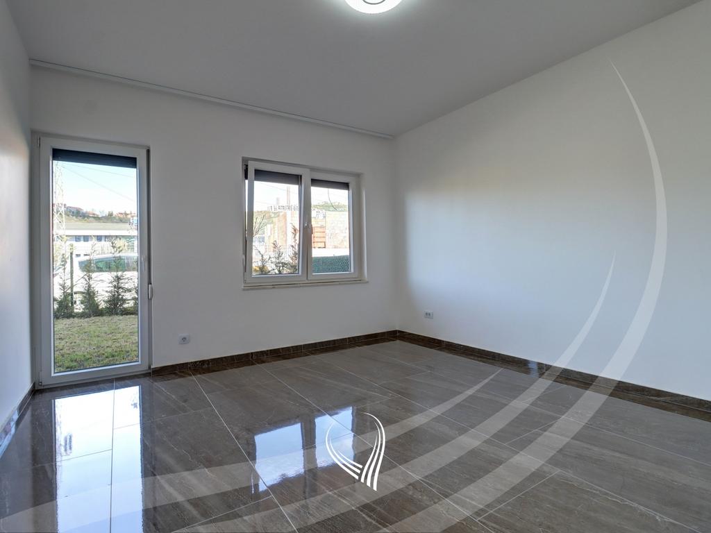Shtëpi me 3 dhoma gjumi me qira në lagjen sofalia (4)