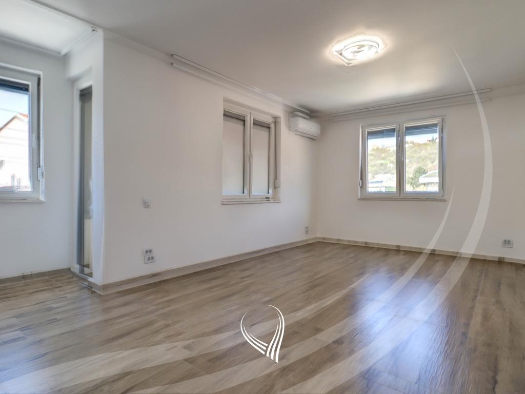 Shtëpi me 3 dhoma gjumi me qira në lagjen sofalia (6)