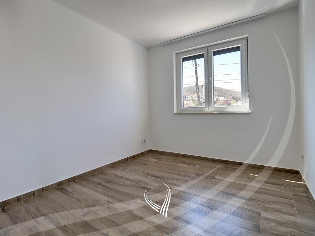 Shtëpi me 3 dhoma gjumi me qira në lagjen sofalia (8)