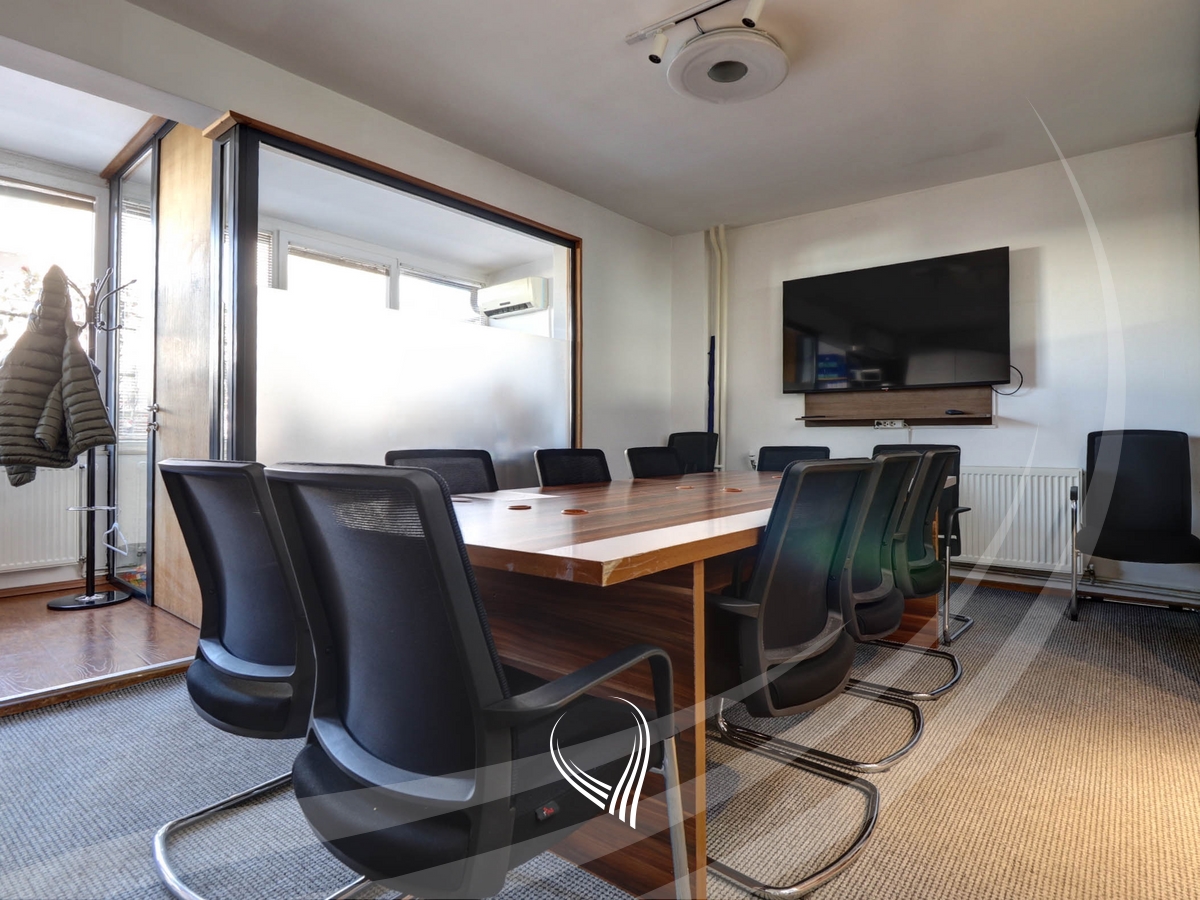 Office with 6 work rooms for rent in the city center