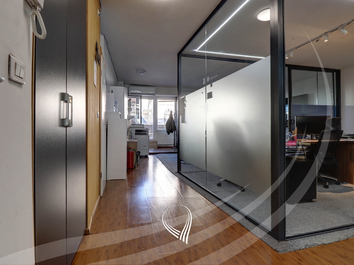Office with 6 work rooms for rent in the city center (8)