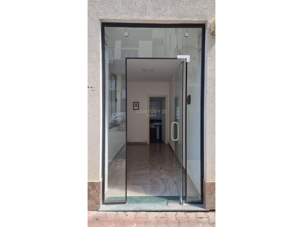 Espace commercial à louer à fresku, Tirana - 1200€ | 170 m²