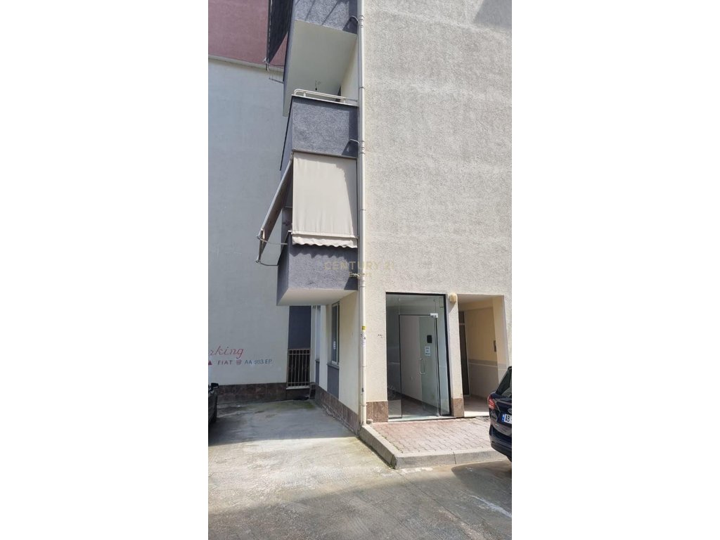 Espace commercial à louer à fresku, Tirana - 1200€ | 170 m²