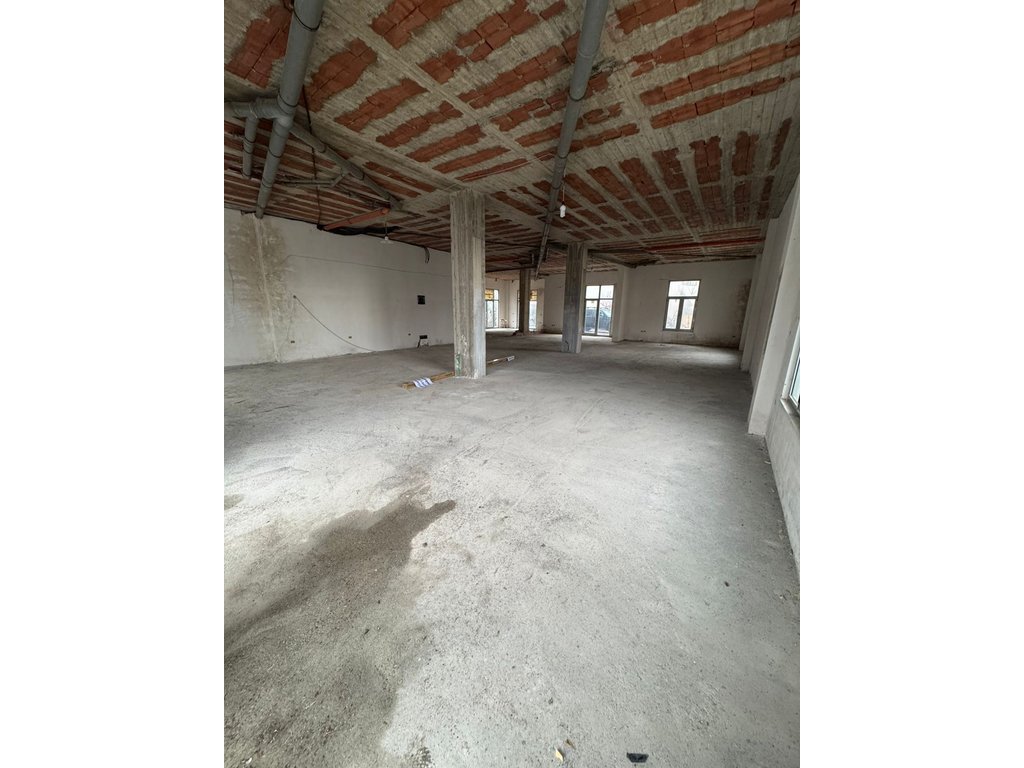 Espace commercial à louer à fresku, Tirana - 1200€ | 170 m²