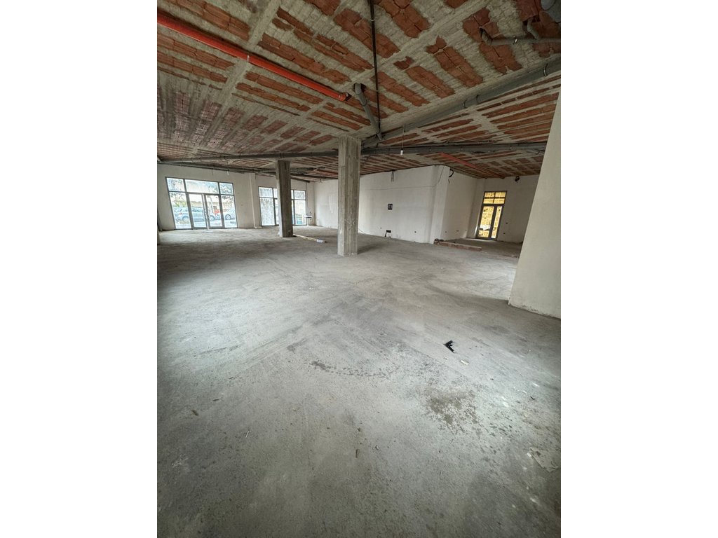 Espace commercial à louer à fresku, Tirana - 1200€ | 170 m²