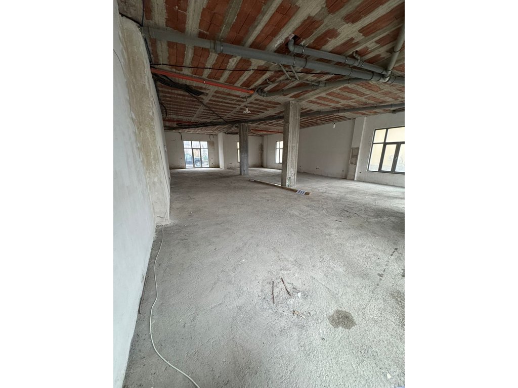 Espace commercial à louer à fresku, Tirana - 1200€ | 170 m²