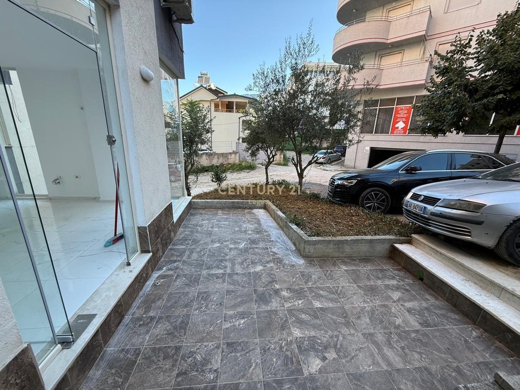 Espace commercial à louer à fresku, Tirana - 1200€ | 170 m²