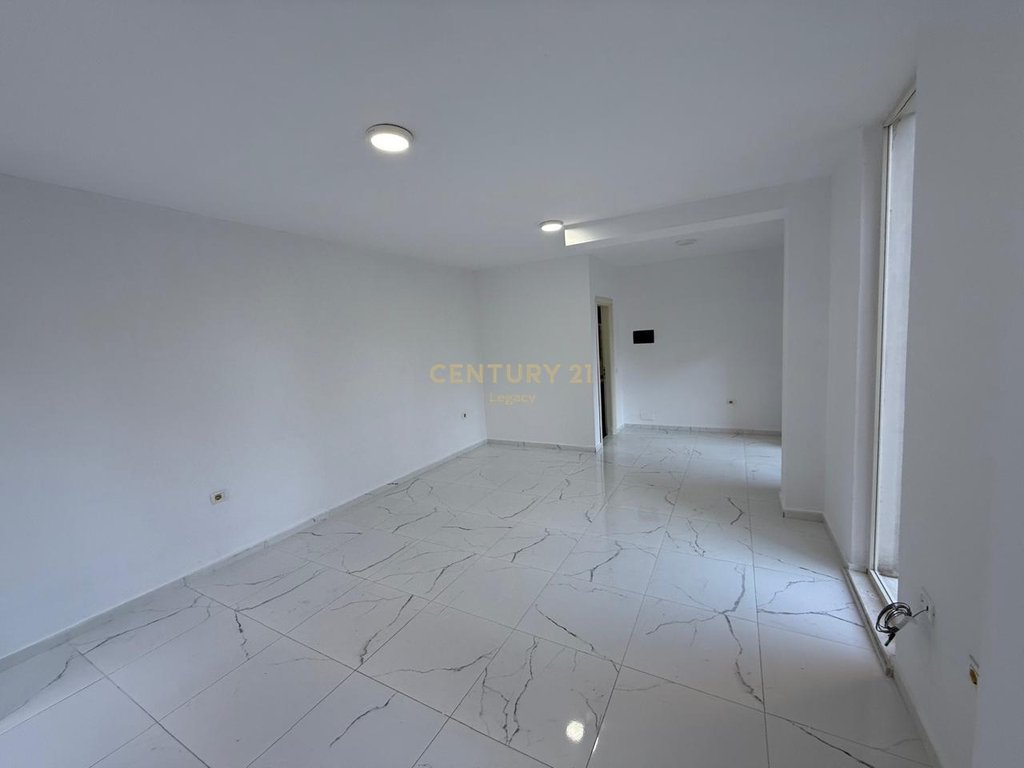Espace commercial à louer à fresku, Tirana - 1200€ | 170 m²