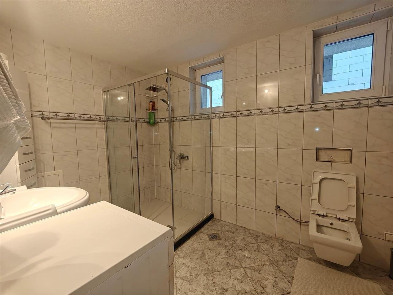 Jepet me qira shtëpia 300m² mbrapa dardhës në emshir