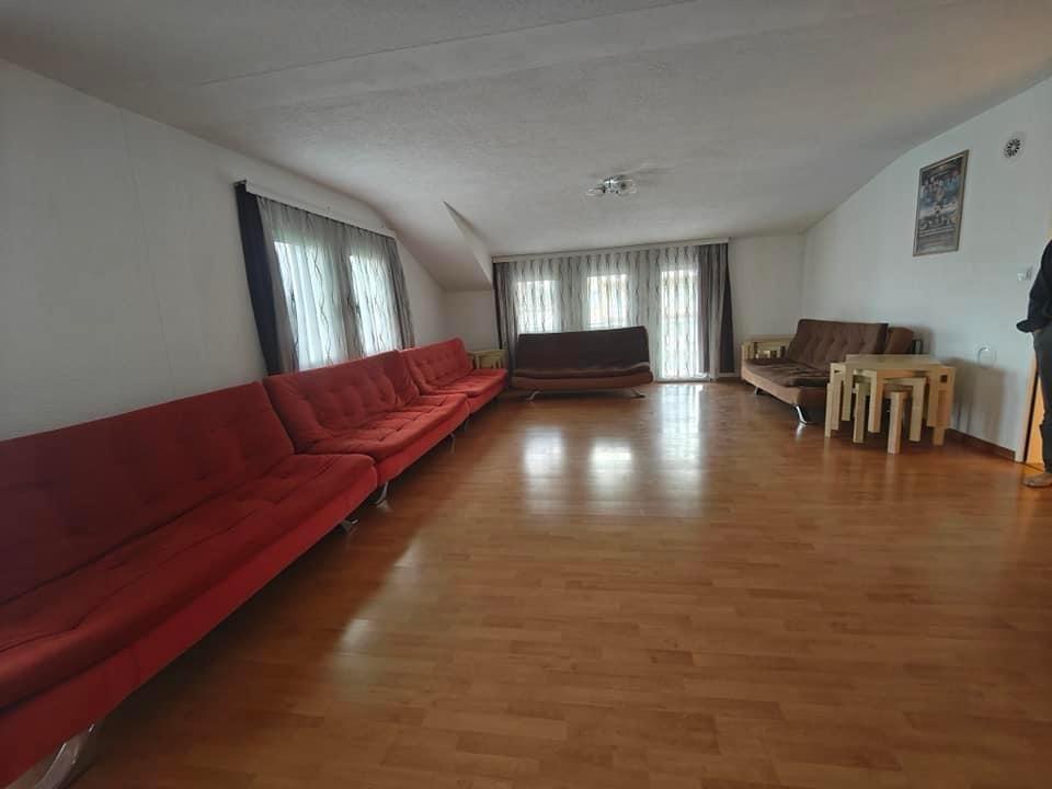 Jepet me qira shtëpia 300m² mbrapa dardhës në emshir