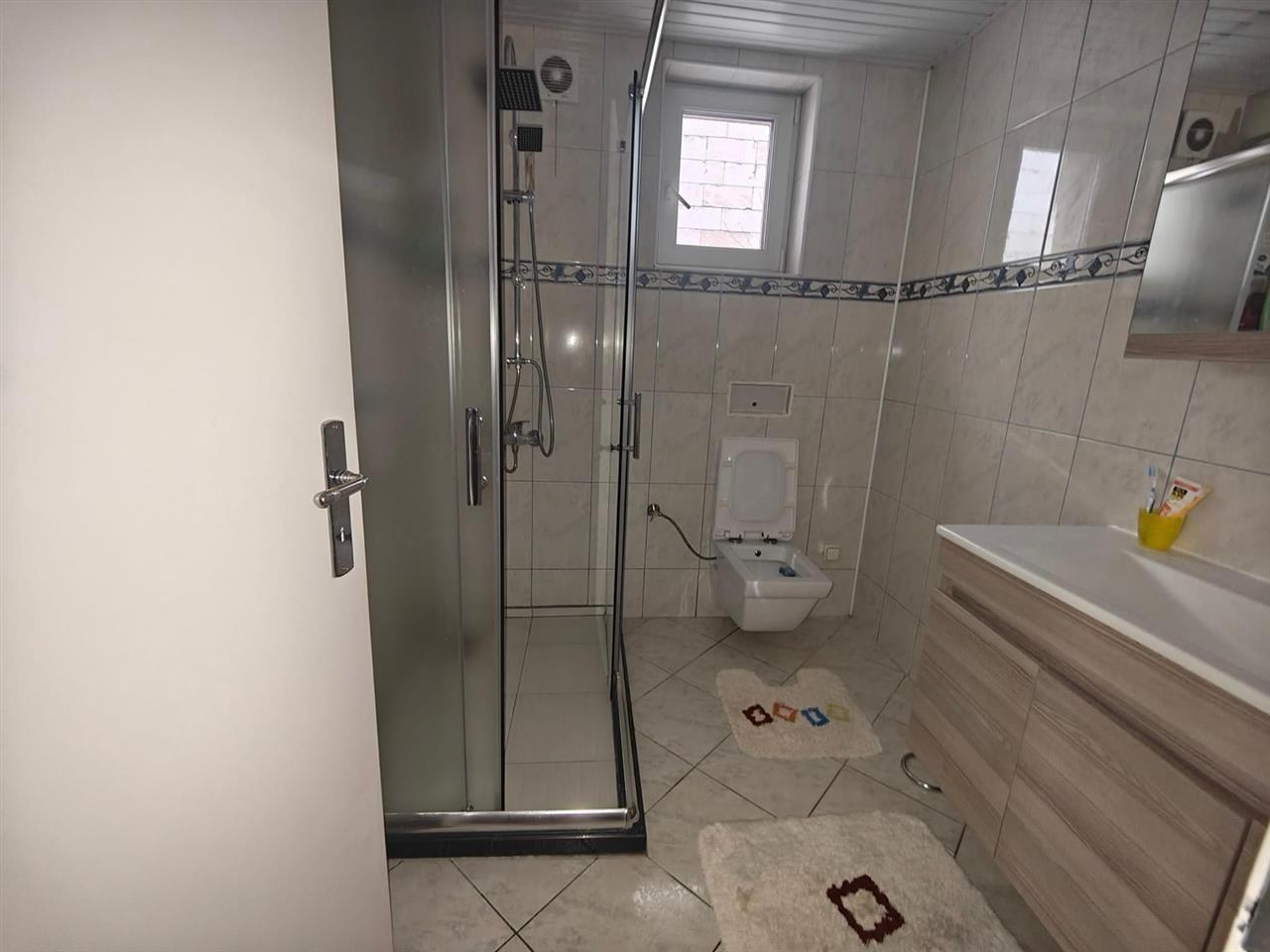 Jepet me qira shtëpia 300m² mbrapa dardhës në emshir