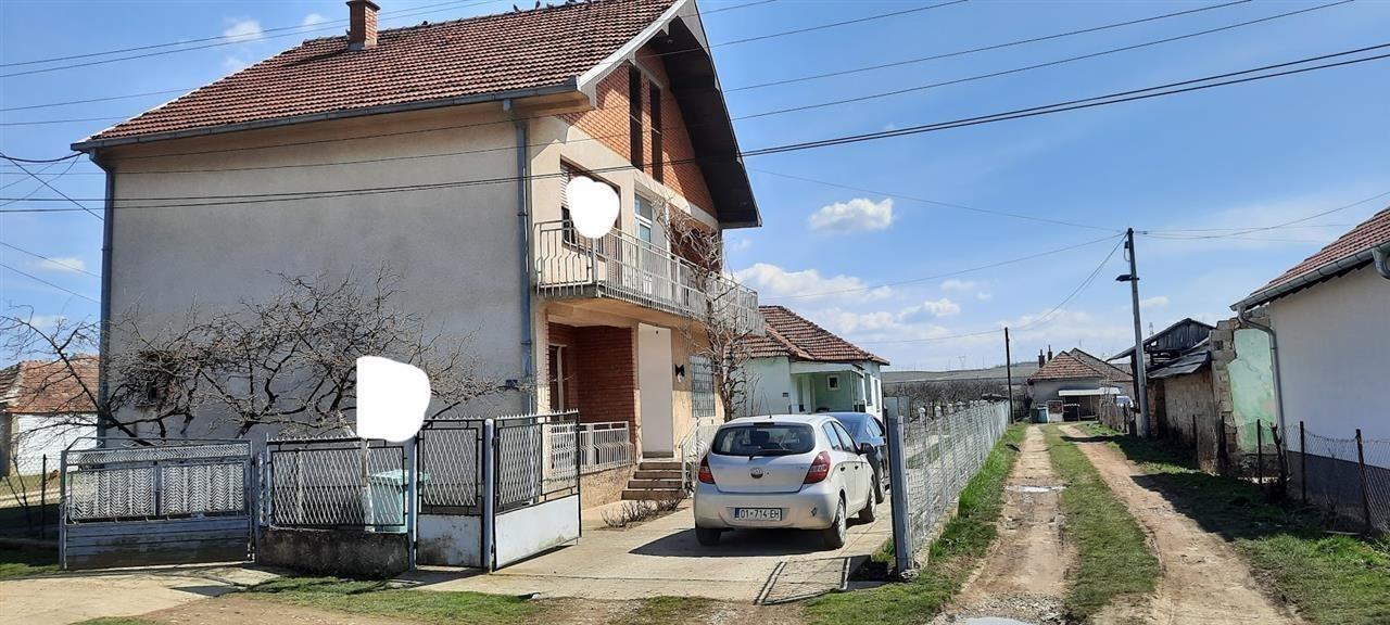 Vende-se 2 casas em terreno de 33 ares em uglarë, Fushë Kosovë