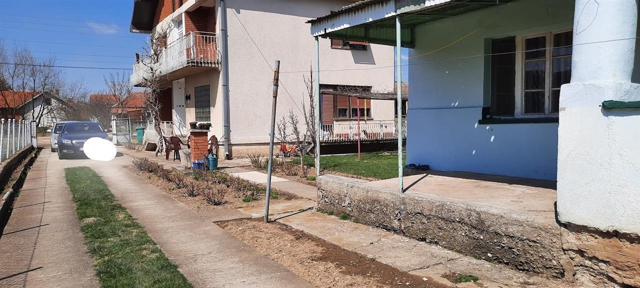 Vente de 2 maisons sur un terrain de 33 ares à uglarë, Fushë Kosovë