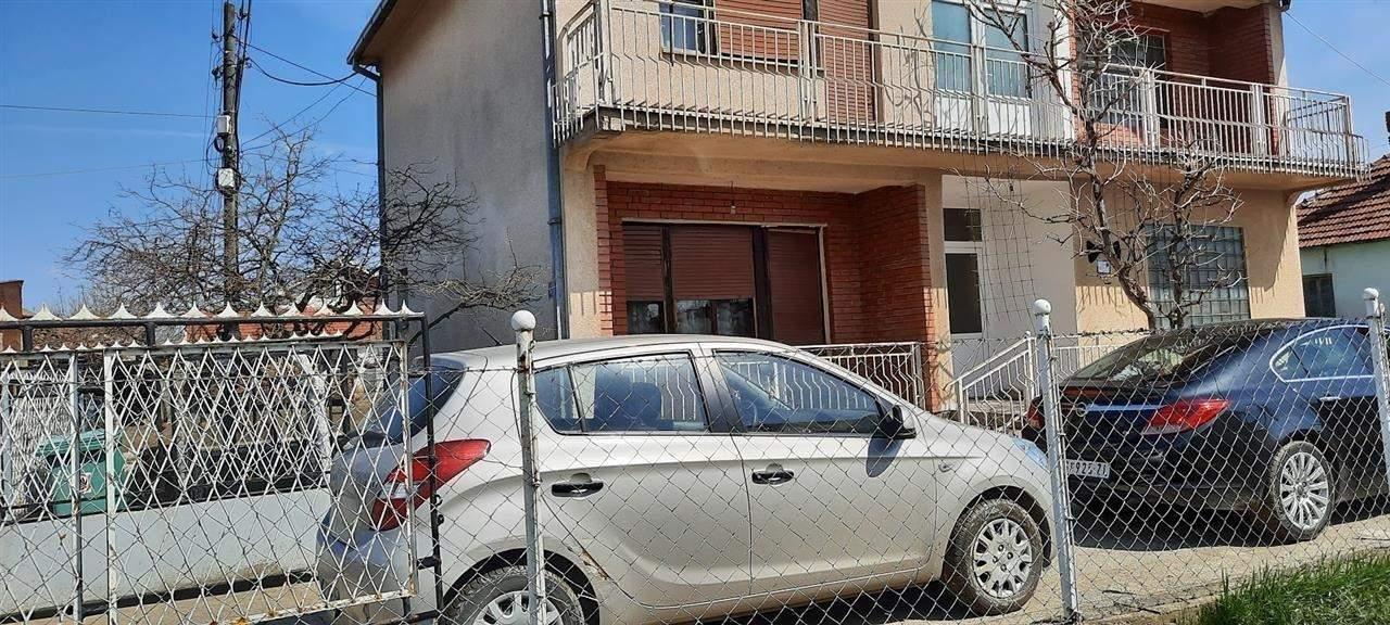 Vente de 2 maisons sur un terrain de 33 ares à uglarë, Fushë Kosovë