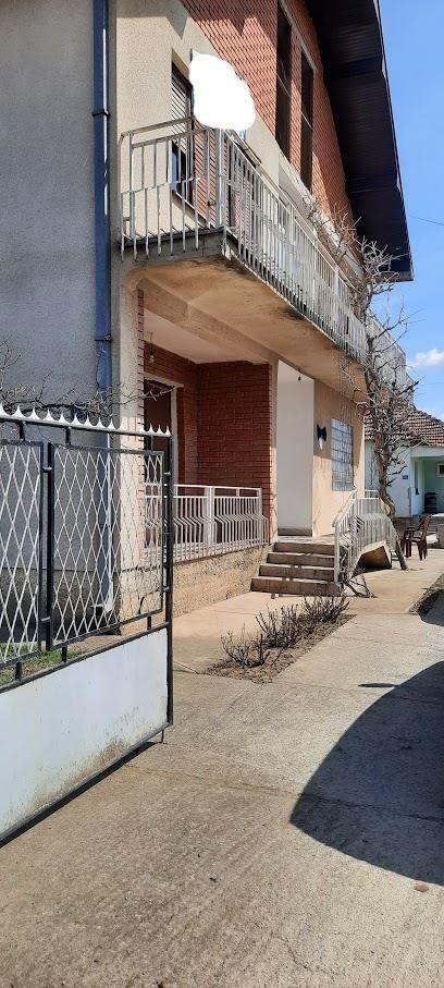 Vente de 2 maisons sur un terrain de 33 ares à uglarë, Fushë Kosovë