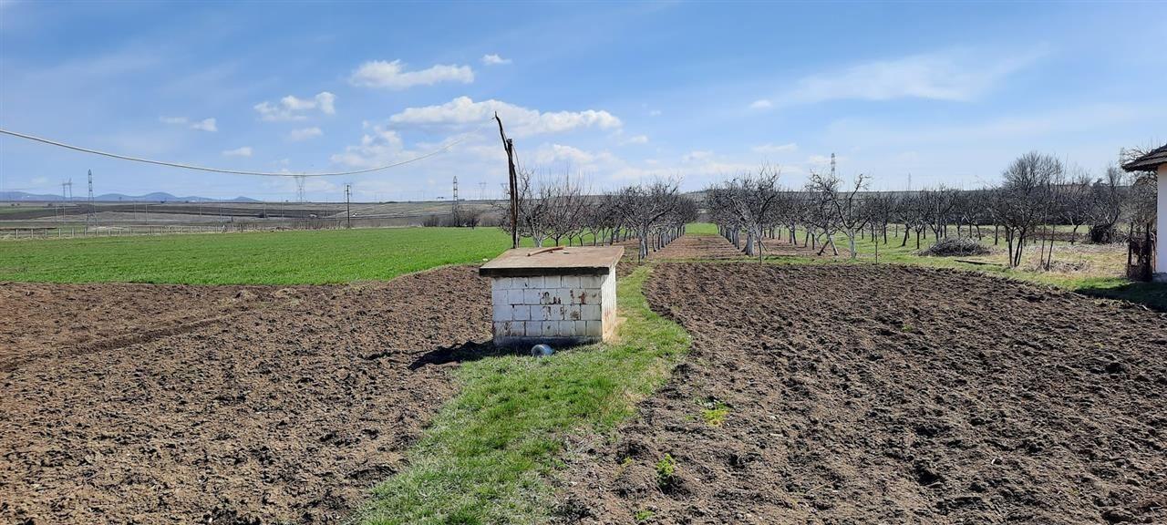 Vente de 2 maisons sur un terrain de 33 ares à uglarë, Fushë Kosovë