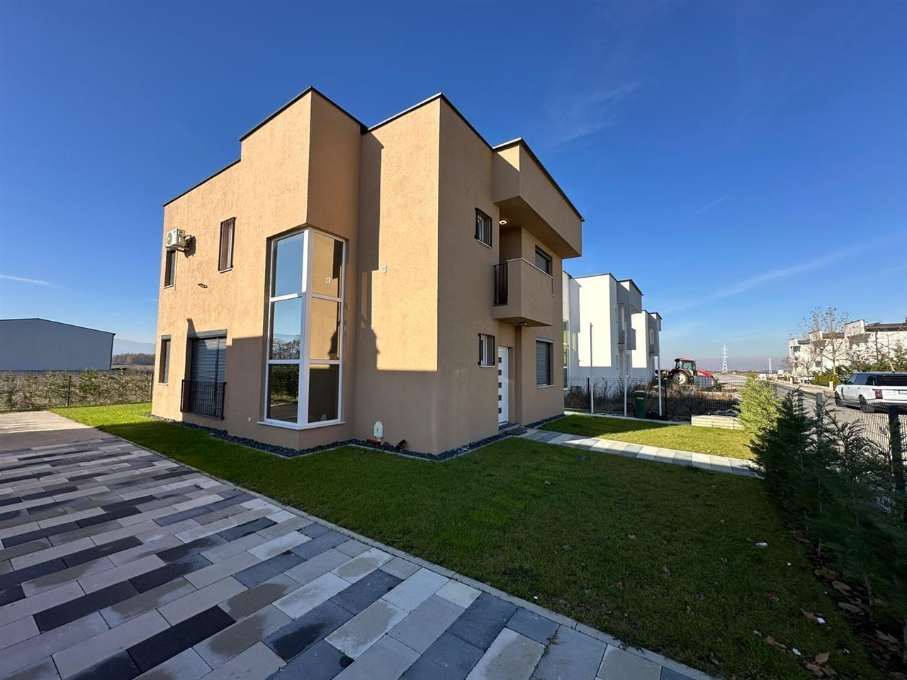 Casa in vendita 215m² su terreno di 3,50 are a Ferizaj