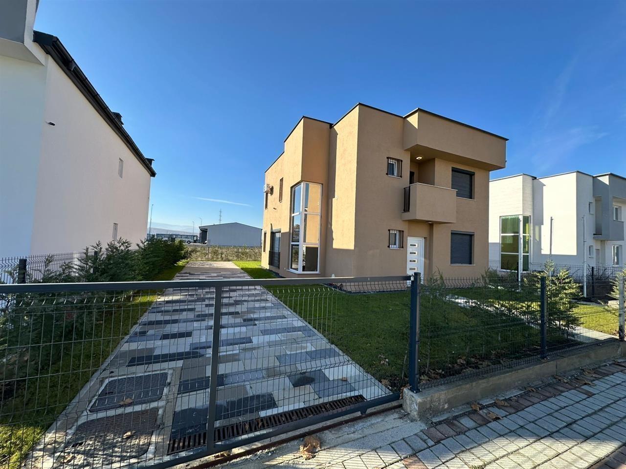 Casa in vendita 215m² su terreno di 3,50 are a Ferizaj (3)
