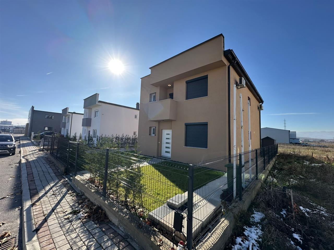 Casa in vendita 215m² su terreno di 3,50 are a Ferizaj (4)