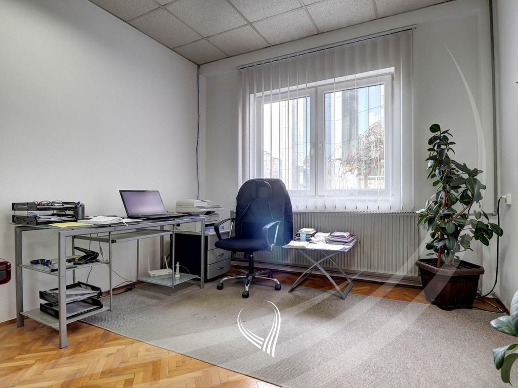 Ufficio con 3 stanze di lavoro in affitto nel quartiere Pejton