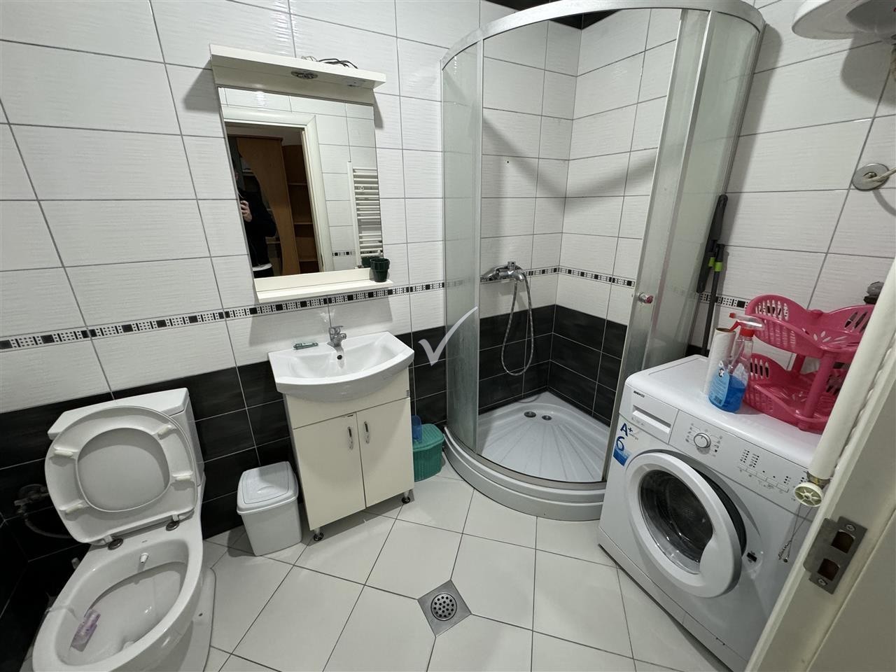 Apartment (gasonjere) for rent in muhaxherëve neighborhood