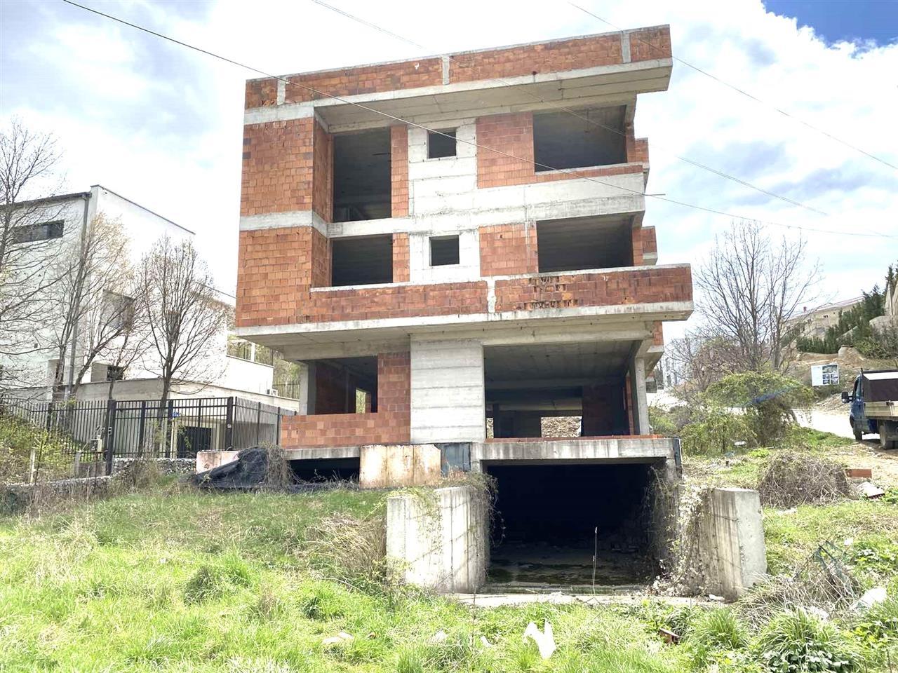 Maison à vendre 2 000m² sur un terrain de 10 ari à gërmi (2)