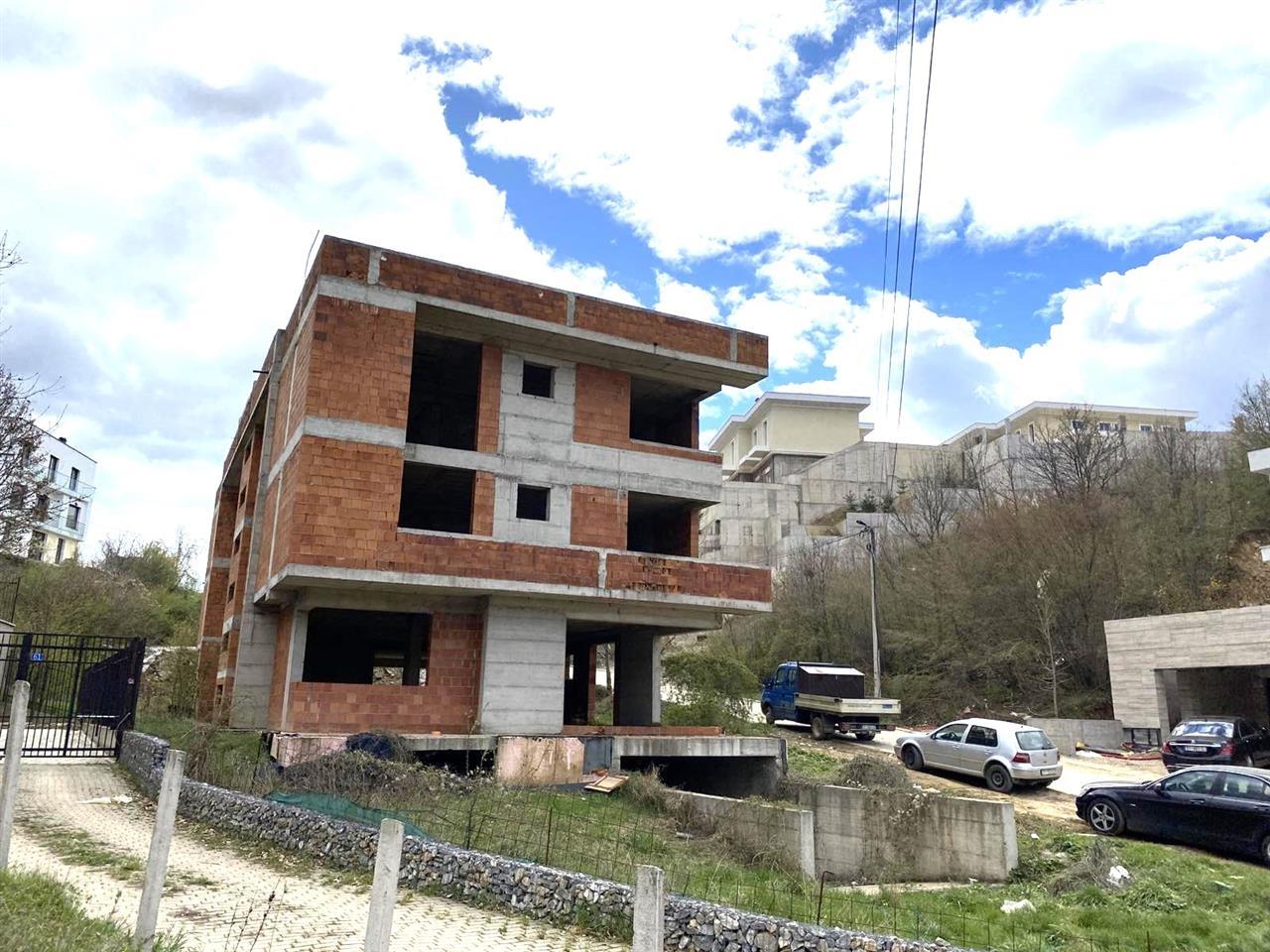 Maison à vendre 2 000m² sur un terrain de 10 ari à gërmi (3)