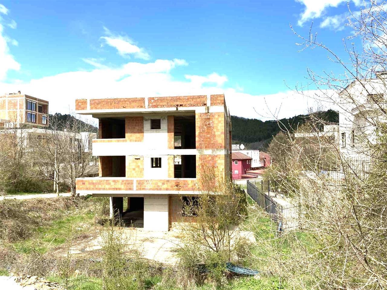 Maison à vendre 2 000m² sur un terrain de 10 ari à gërmi (4)