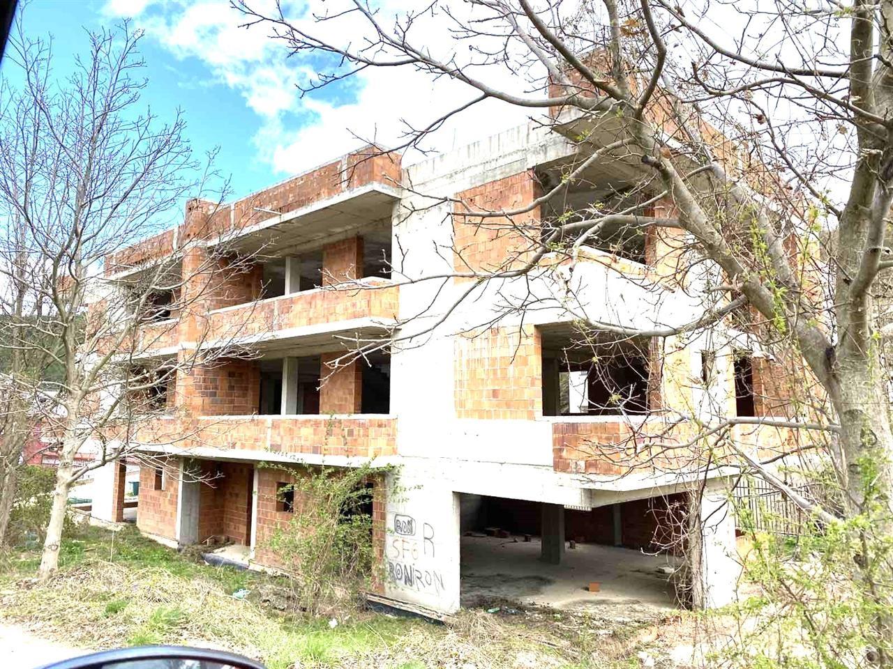 Maison à vendre 2 000m² sur un terrain de 10 ari à gërmi (5)