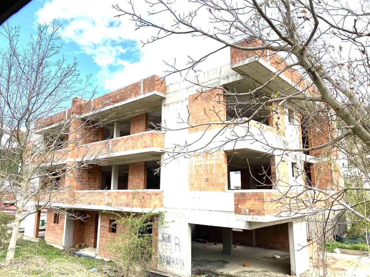 Maison à vendre 2 000m² sur un terrain de 10 ari à gërmi (6)
