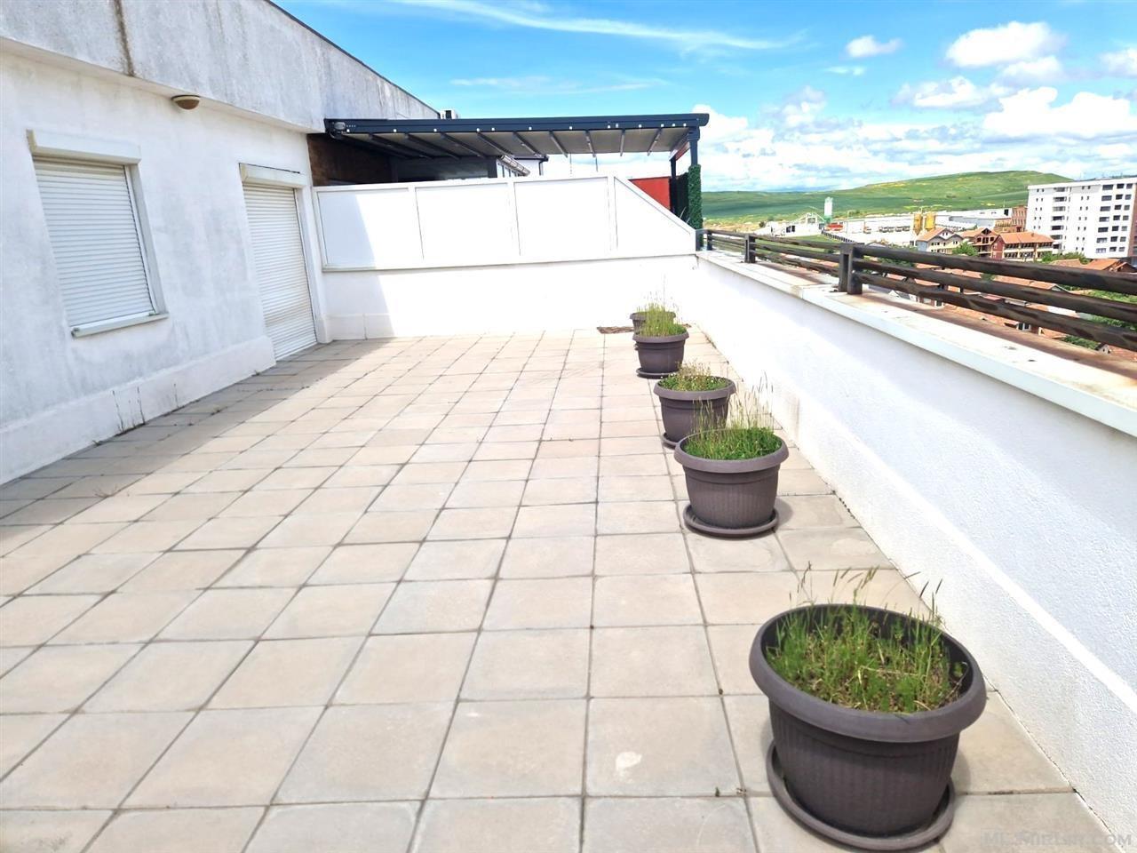 Penthouse 2 zimmer 65m² + 100m² terrasse in Fushë Kosovë